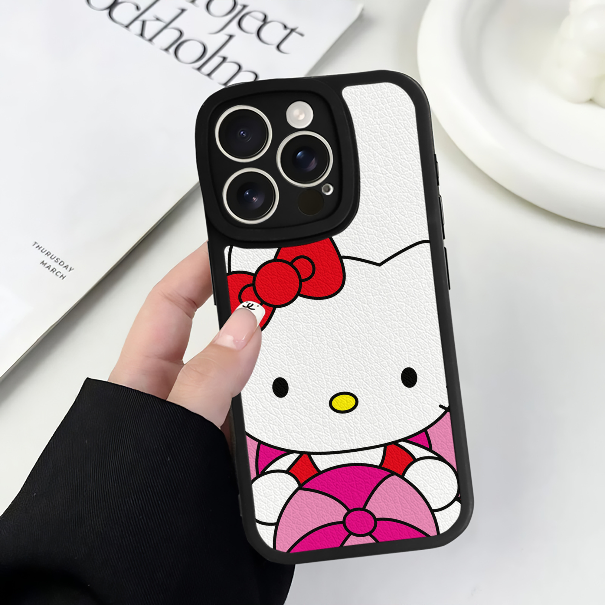 （画像用） Hello Kitty ハローキティ 【iPhone 16シリーズ対応】シリコンスマホケース（レザー調） 材質：シリコン